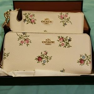 💖COACH ACCORDION WALLET & MATCHING WRISTLET 💖